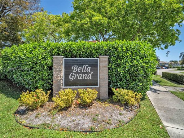 10457 NW 8th St 105, Pembroke Pines FL 33026