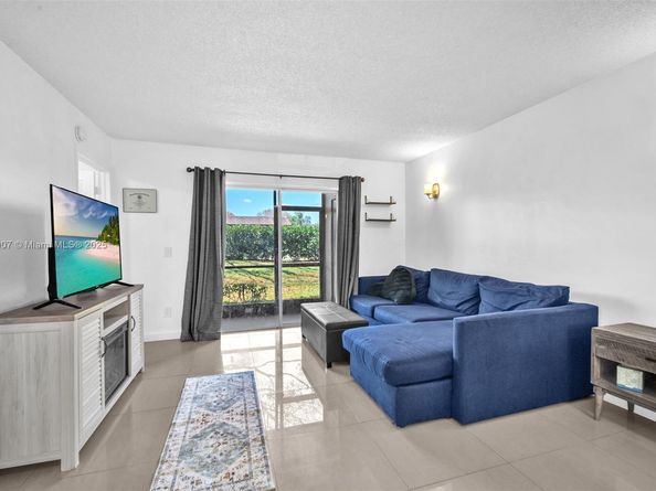 10457 NW 8th St 105, Pembroke Pines FL 33026