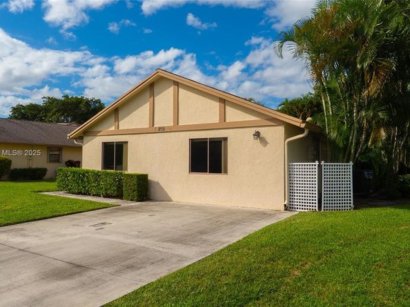 3115 NW 12th St, Delray Beach FL 33445