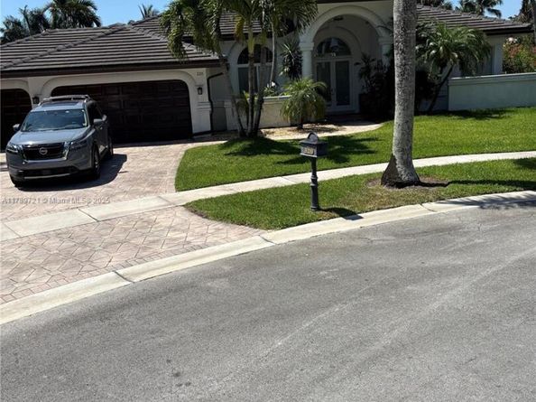320 Windmill Palm Ave, Plantation FL 33324