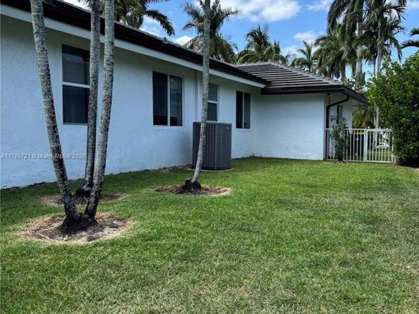 320 Windmill Palm Ave, Plantation FL 33324