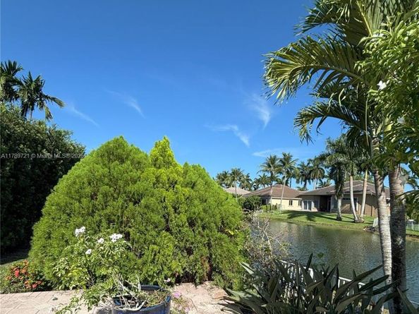 320 Windmill Palm Ave, Plantation FL 33324