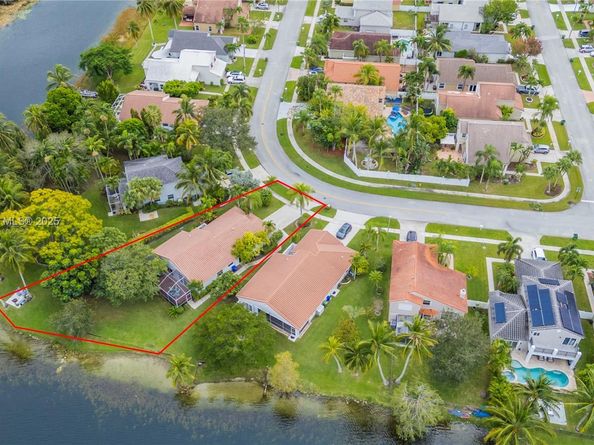 1181 NW 173rd Ave, Pembroke Pines FL 33029