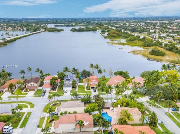 1181 NW 173rd Ave, Pembroke Pines FL 33029