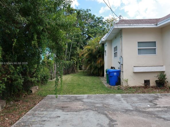 1940 NW 27th St, Miami FL 33142