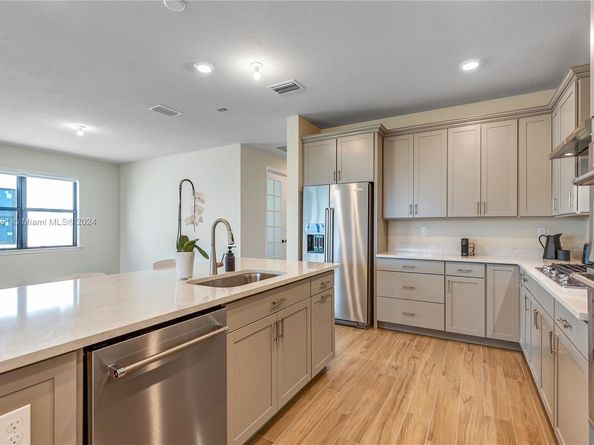 4431 Gramercy Dr, Oakland Park FL 33309