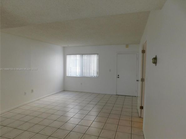 8005 SW 107 Av 118, Miami FL 33173