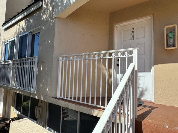 8585 NW 6th Ln 9208, Miami FL 33126