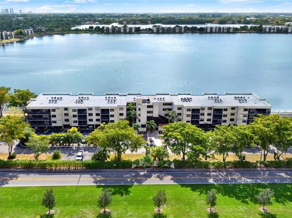 106 Lake Emerald Dr 213, Oakland Park FL 33309