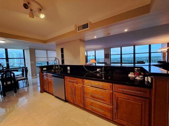 1000 Parkview Dr 1031, Hallandale Beach FL 33009