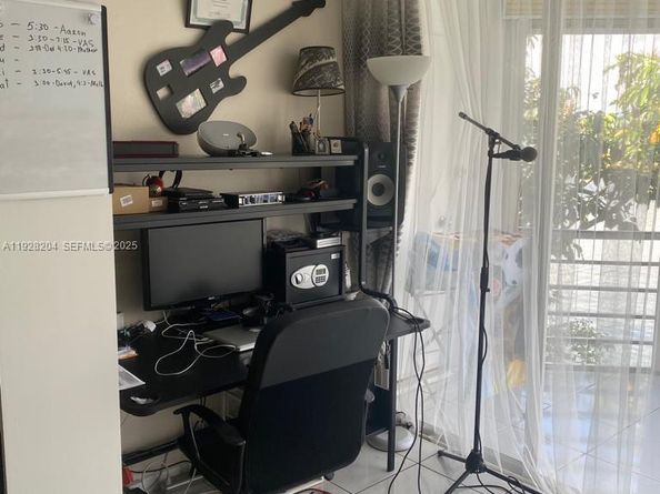 18900 NE 14th Ave D205, Miami FL 33179