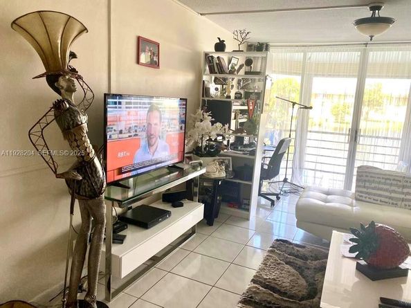 18900 NE 14th Ave D205, Miami FL 33179