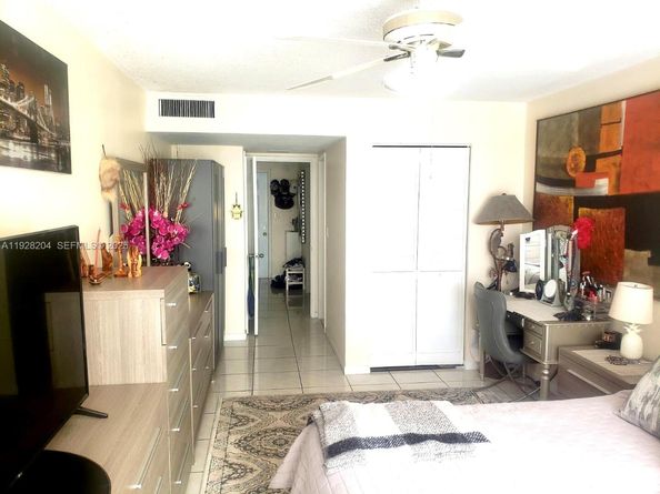 18900 NE 14th Ave D205, Miami FL 33179