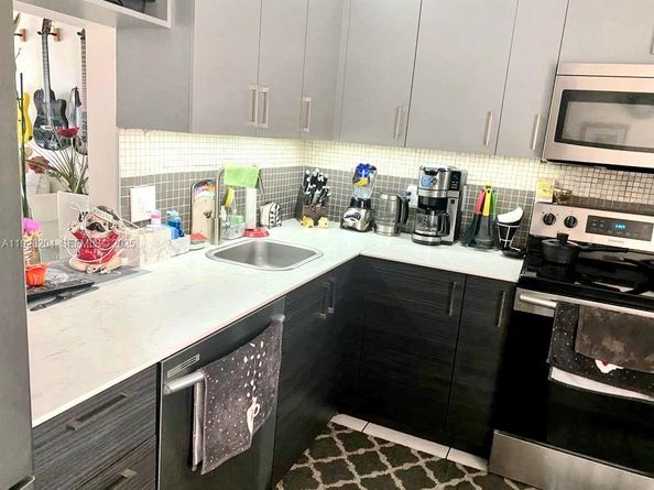 18900 NE 14th Ave D205, Miami FL 33179