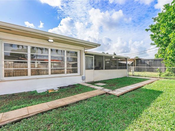 8831 NW 11th St, Pembroke Pines FL 33024