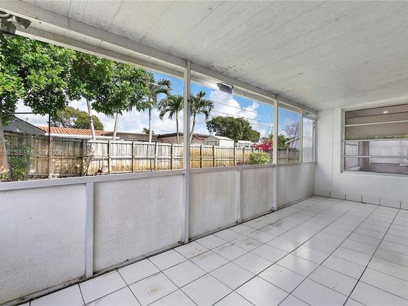 8831 NW 11th St, Pembroke Pines FL 33024