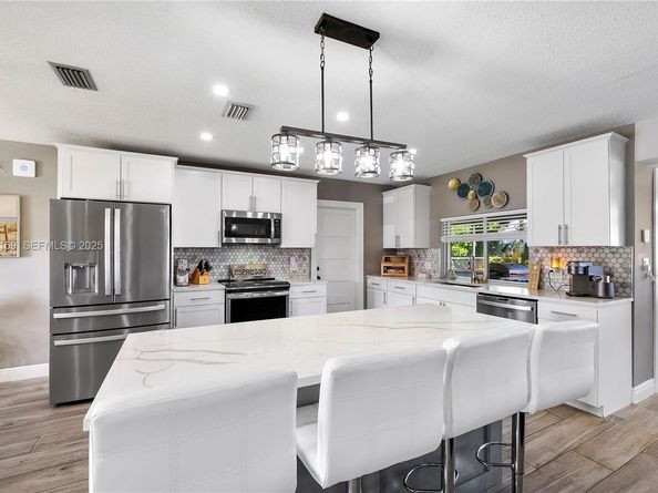 8831 NW 11th St, Pembroke Pines FL 33024