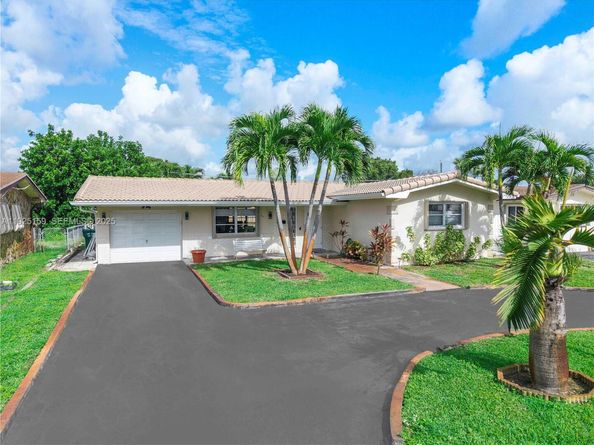 8831 NW 11th St, Pembroke Pines FL 33024