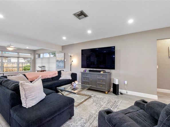 8831 NW 11th St, Pembroke Pines FL 33024