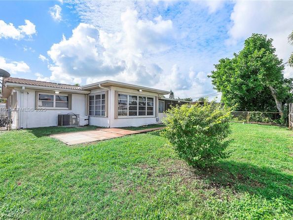 8831 NW 11th St, Pembroke Pines FL 33024