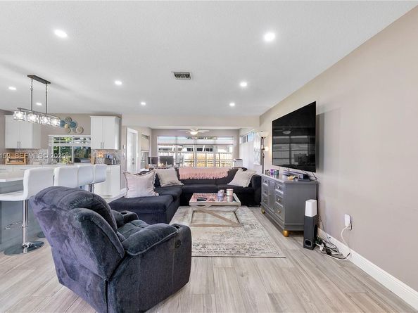 8831 NW 11th St, Pembroke Pines FL 33024