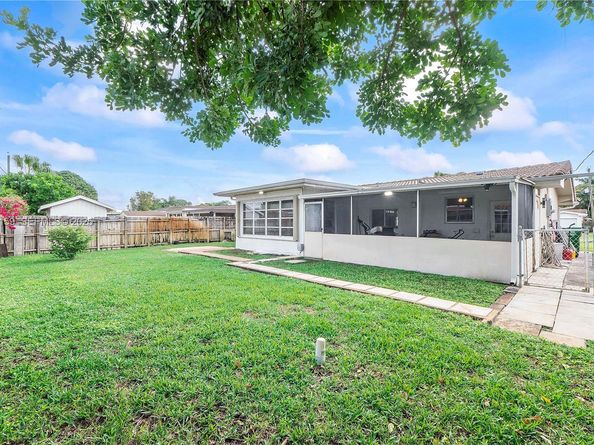 8831 NW 11th St, Pembroke Pines FL 33024