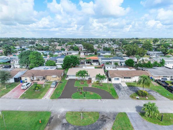 8831 NW 11th St, Pembroke Pines FL 33024