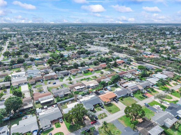 8831 NW 11th St, Pembroke Pines FL 33024