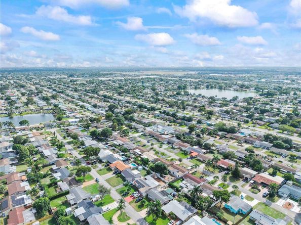 8831 NW 11th St, Pembroke Pines FL 33024