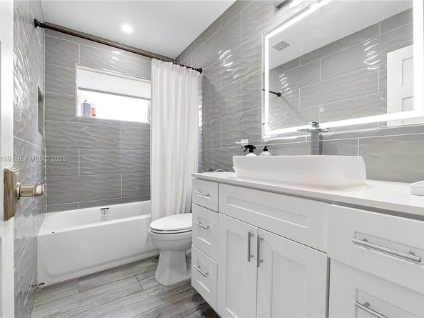 8831 NW 11th St, Pembroke Pines FL 33024