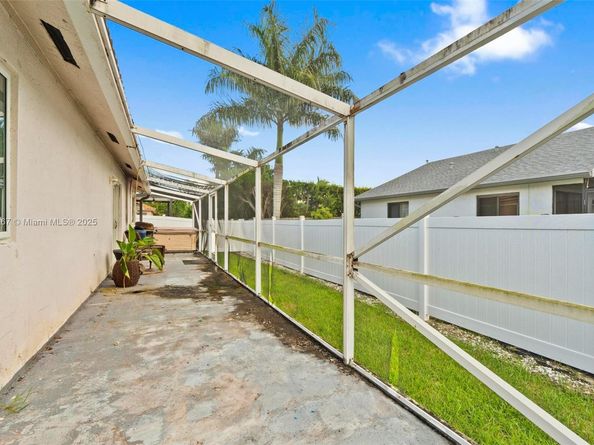16898 Crestview Ln, Weston FL 33326