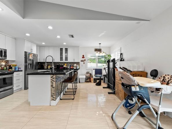 16898 Crestview Ln, Weston FL 33326