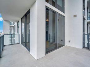 11 NE 6 Street 2201, Miami FL 33132
