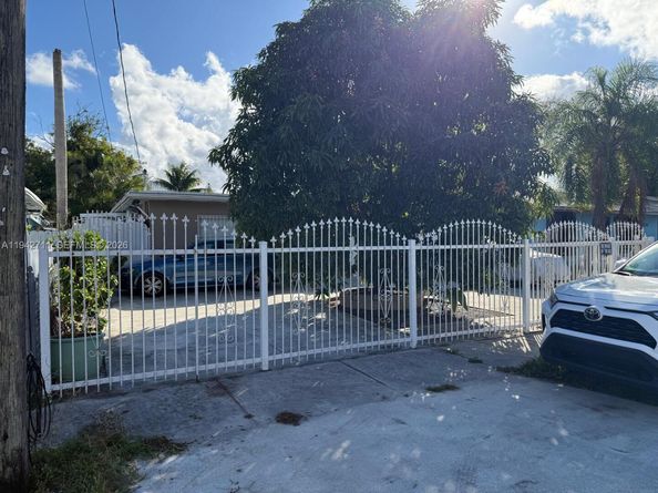 2118 NW 86th St, Miami FL 33147