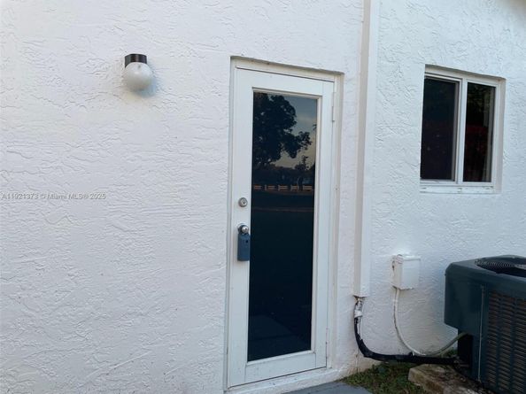 1721 NW 86th Ave, Plantation FL 33322