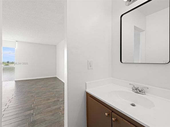 2350 NE 135th St 812, North Miami FL 33181