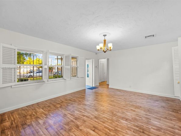 23 SW 8th St, Hallandale Beach FL 33009