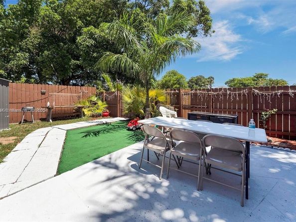 23 SW 8th St, Hallandale Beach FL 33009