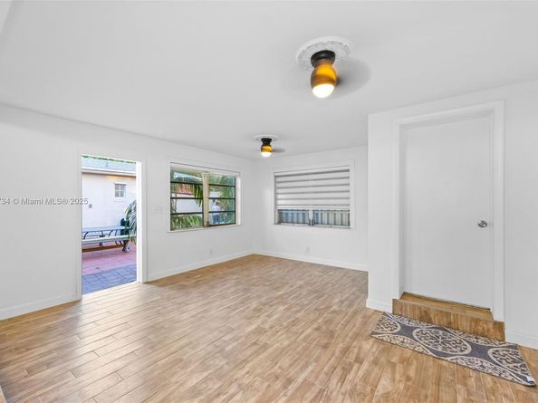 23 SW 8th St, Hallandale Beach FL 33009