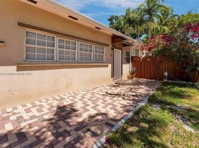 23 SW 8th St, Hallandale Beach FL 33009
