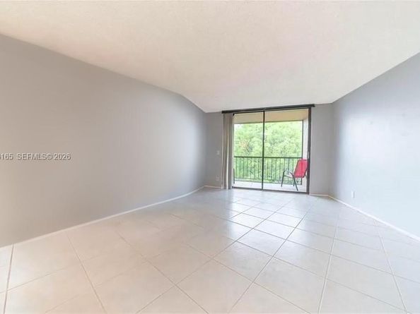 3800 N Hills Dr 406, Hollywood FL 33021