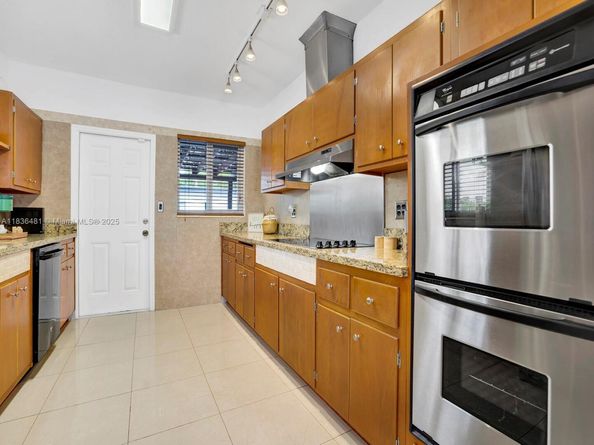 2055 NE 140th St, North Miami Beach FL 33181