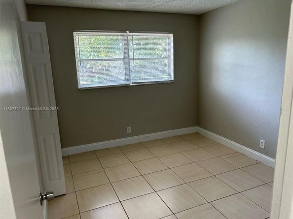 4021 NW 7th Ave, Deerfield Beach FL 33064