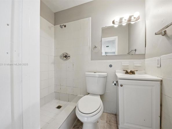 4021 NW 7th Ave, Deerfield Beach FL 33064