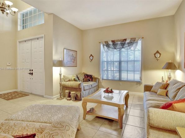 19151 N Hibiscus St, Weston FL 33332