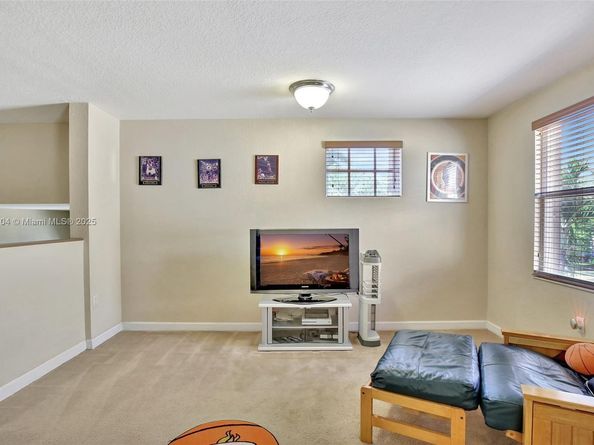 19151 N Hibiscus St, Weston FL 33332