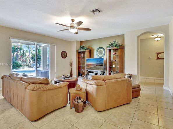 19151 N Hibiscus St, Weston FL 33332