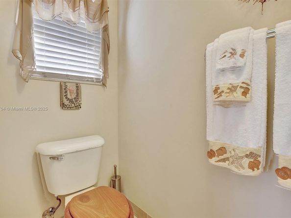 19151 N Hibiscus St, Weston FL 33332