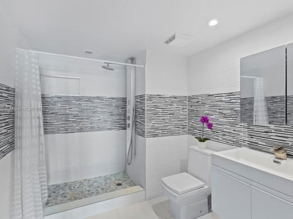 31 SE 5th St 1803, Miami FL 33131