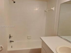 215 Lake Pointe Dr 210, Oakland Park FL 33309